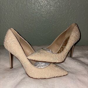 Sam Edelman tan pumps in a natural lace/mace 🤍